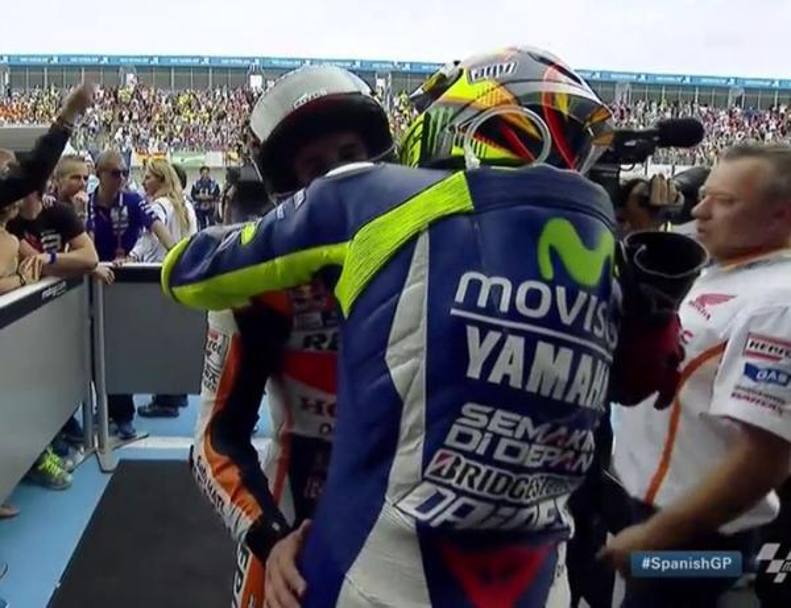 Bellissimo abbraccio a fine gara fra Rossi e Marquez. 